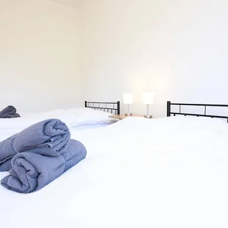 Gem Steps To Tram Family & Group Apartment *