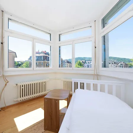 Gem Steps To Tram Family & Group Apartment