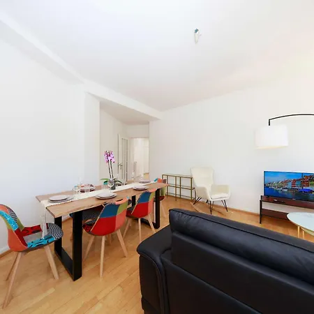 Gem Steps To Tram Family & Group * Zurich