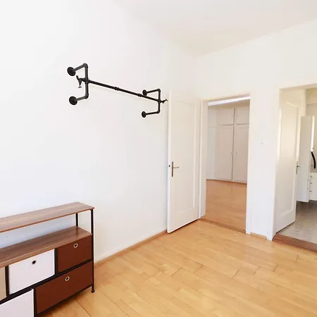 Apartment Gem Steps To Tram Family & Group