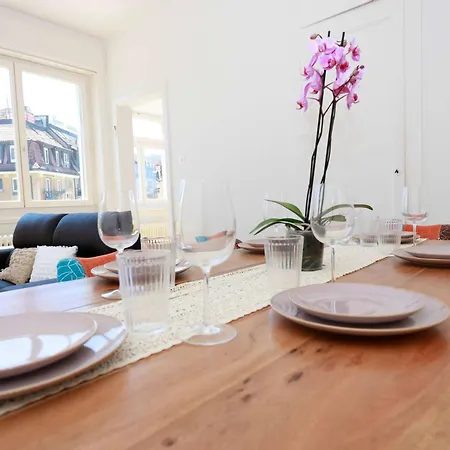 Gem Steps To Tram Family & Group Apartment