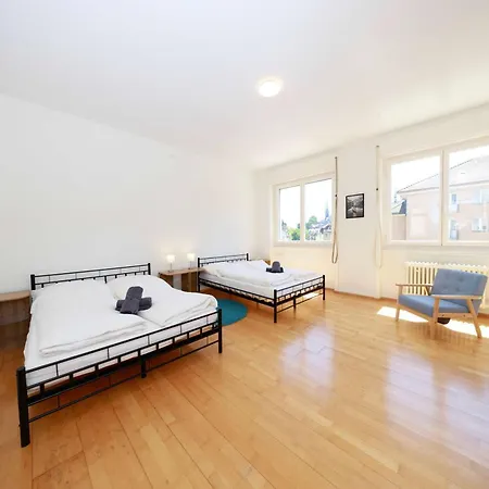 Gem Steps To Tram Family & Group Apartment *