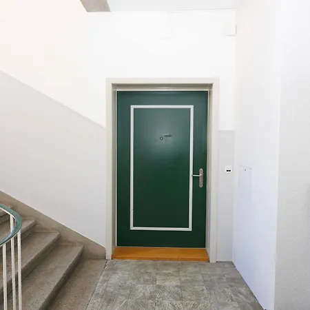 Gem Steps To Tram Family & Group * Цюрих