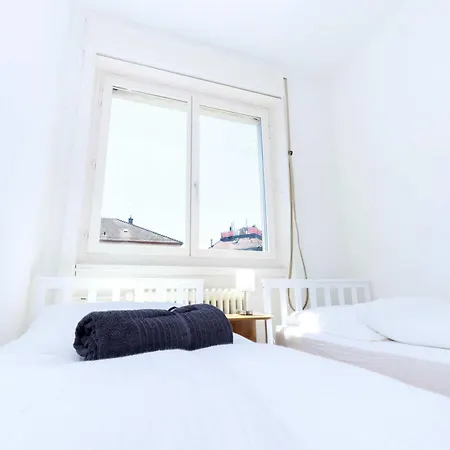 Gem Steps To Tram Family & Group Apartment