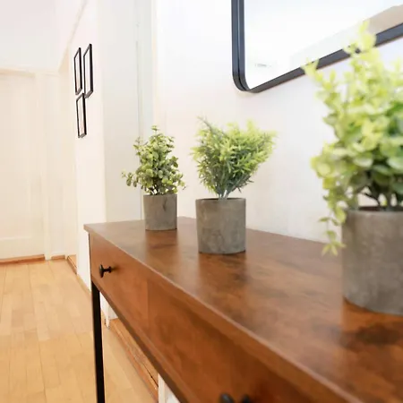 Gem Steps To Tram Family & Group Apartment Zurich