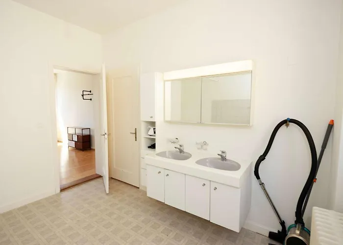 Apartment Gem Steps To Tram Family & Group