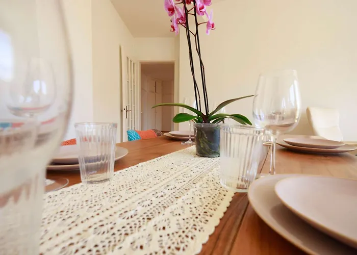 Gem Steps To Tram Family & Group Apartment *