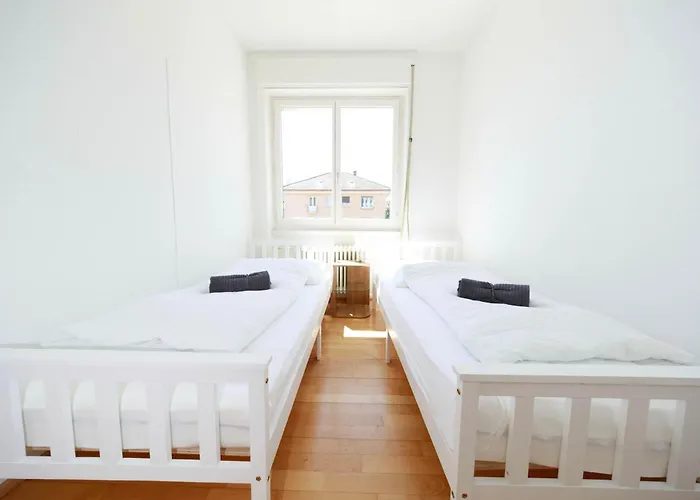 Gem Steps To Tram Family & Group Apartment Zurich