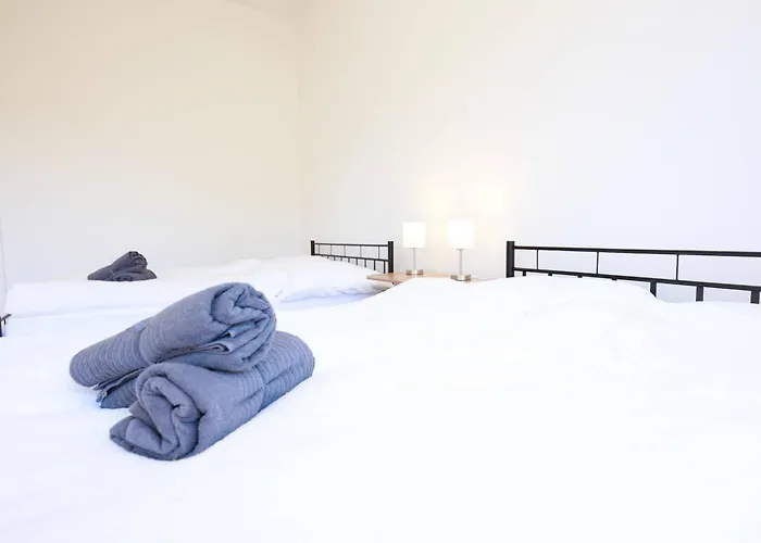 Gem Steps To Tram Family & Group Apartment *