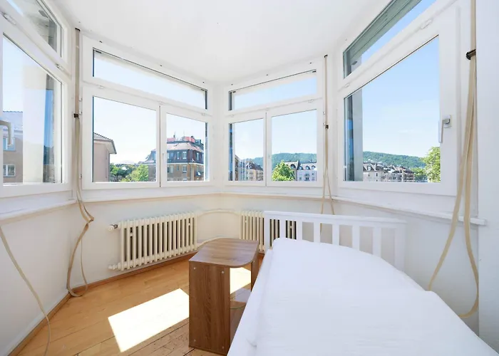 Gem Steps To Tram Family & Group Apartment