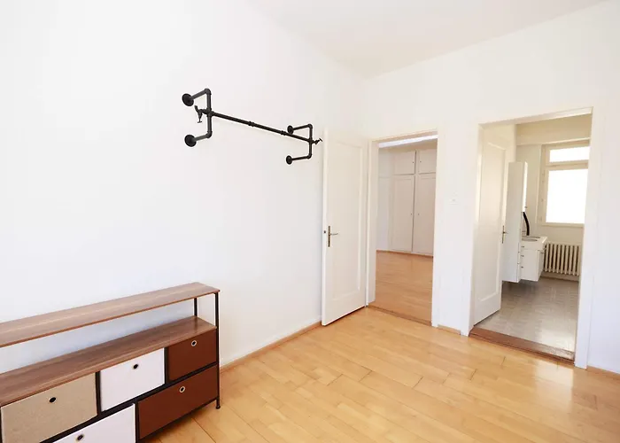 Apartment Gem Steps To Tram Family & Group