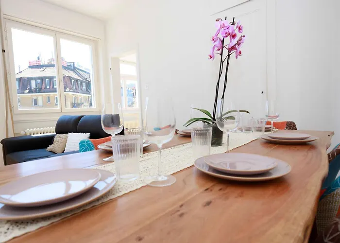 Gem Steps To Tram Family & Group Apartment