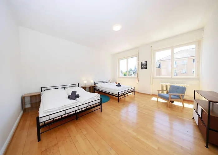 Gem Steps To Tram Family & Group Apartment *