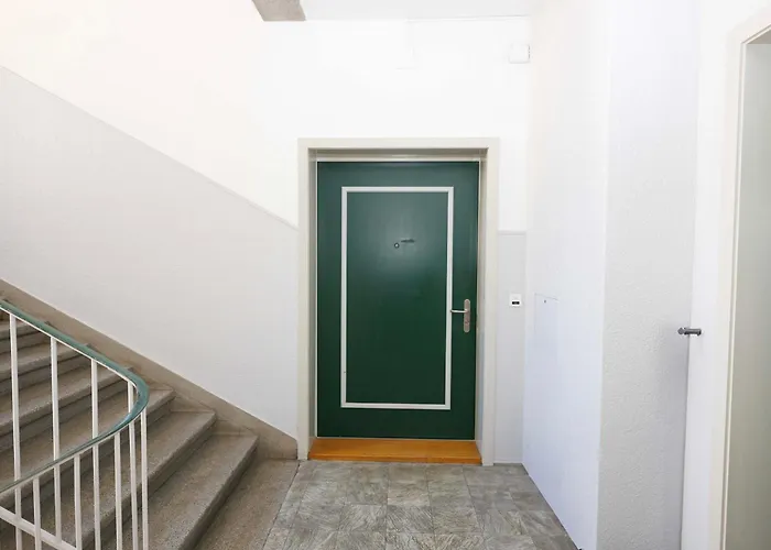 Gem Steps To Tram Family & Group * 苏黎世