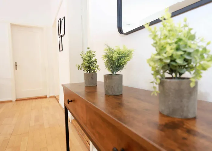 Gem Steps To Tram Family & Group Apartment Zurich