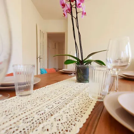 Gem Steps To Tram Family & Group Apartamento *