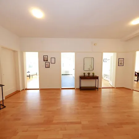 Gem Steps To Tram Family & Group Zurique